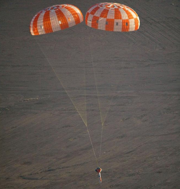 Даже если экипаж Orion будет спускаться на двух парашютах вместо трёх, он благополучно вернётся домой. (Фото NASA / James Blair.)