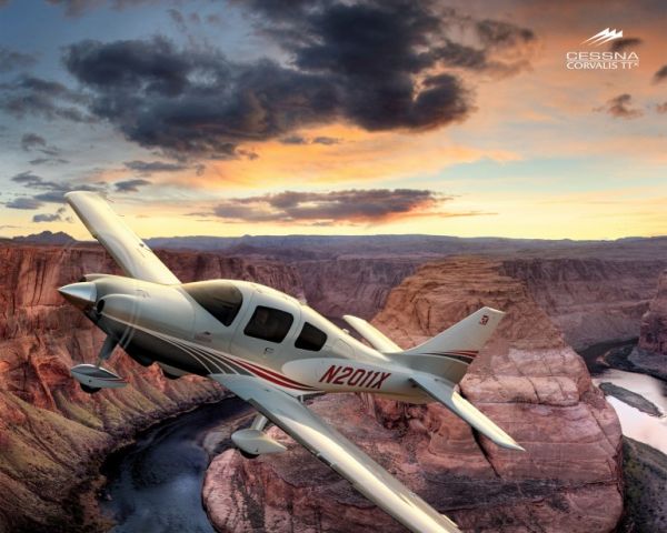 В аэродинамическом смысле Cessna выполнена очень тщательно, однако компоновочно это традиционный одномоторный низкоплан, даже крылья не имеют никаких наплывов, препятствующих срыву потока. (Здесь и ниже иллюстрации Cessna.)