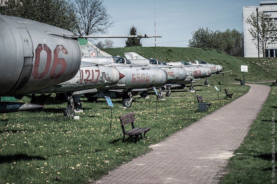 Музей авиации в Кракове | МиГ-15 — советский истребитель, разработанный ОКБ Микояна и Гуревича в конце 1940-х годов. Наиболее массовый реактивный боевой самолёт в истории авиации, состоявший на вооружении многих стран мира. Всего было построено 15 560 единиц этого самолета во всех возможных модификациях