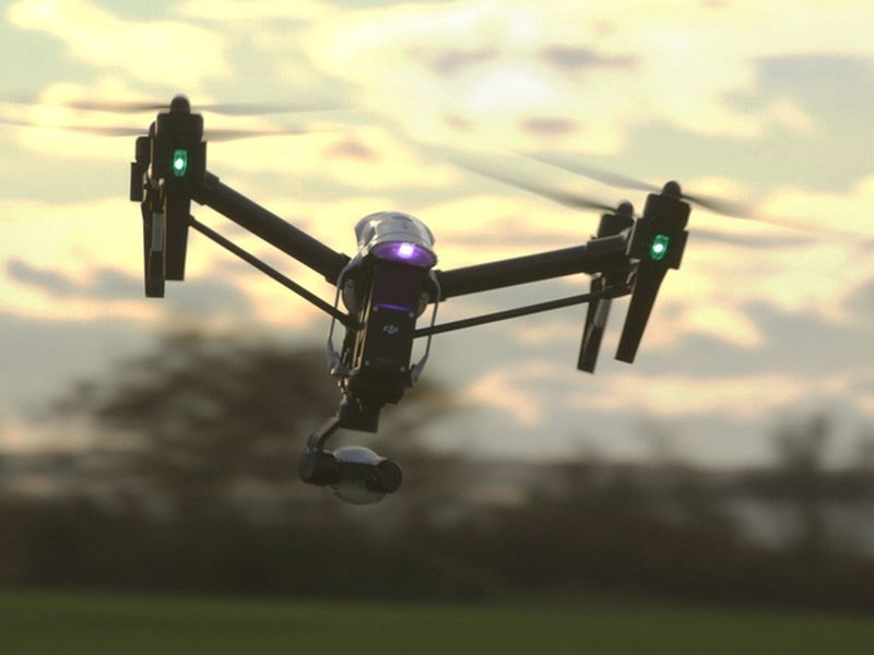 Летающий робот. Квадрокоптер трансформер. Роботизированные дронов. Дрон летающий с камерой салют. Летающие роботы примеры