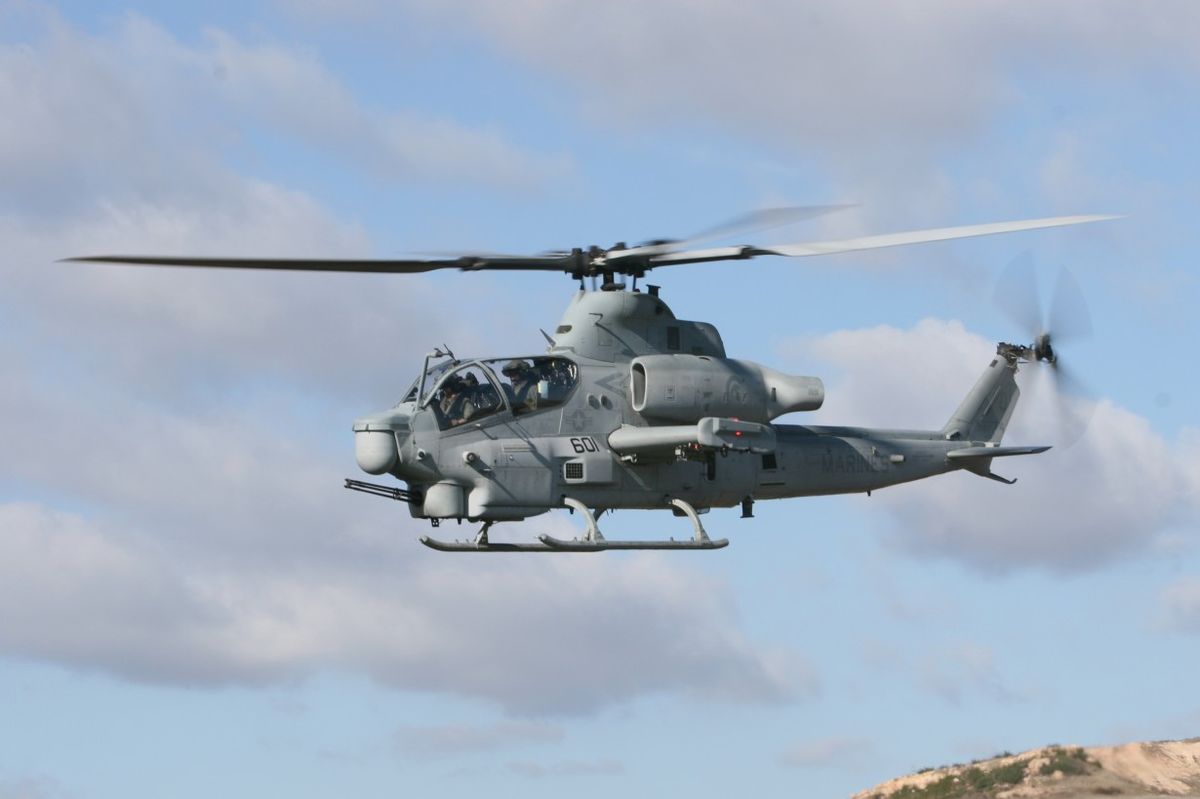 Лучшие ударные вертолёты современности | Белл AH-1Z «Вайпер» (англ. Bell AH-1Z Viper)

Американский ударный вертолёт, созданный на базе Bell AH-1 Super Cobra. Отличается от предшественника четырехлопастными композитными несущим и рулевым винтами, модернизированными двигателями и улучшенной авионикой.