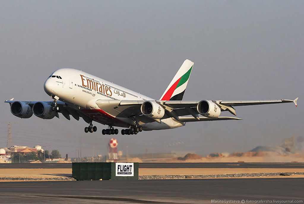 11 лет самому большому пассажирскому самолету | В последний день выставки с пляжа наблюдаю такую картину над Дубаем.