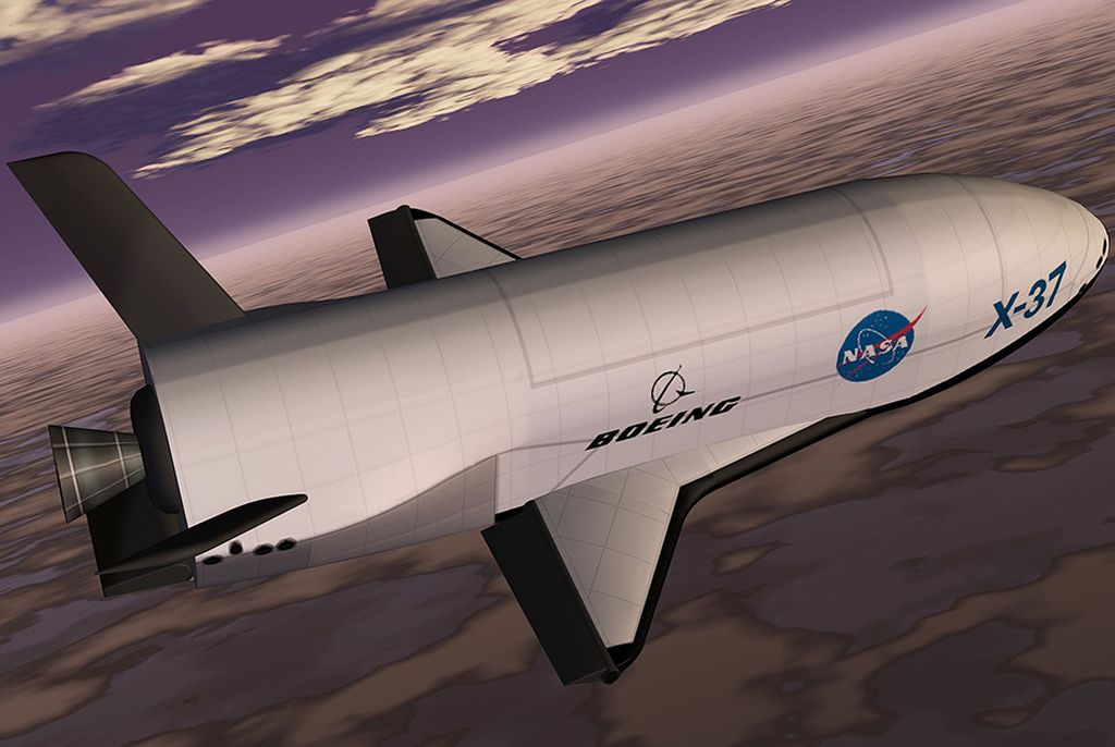 Самые заметные разработки корпорации Boeing | X-37
Изображение: NASA / Marshall Space Flight Center

У «Боинга» немало и ракетно-космических разработок (в том числе баллистических ракет), но если ограничиваться крылатыми машинами, то следует упомянуть экспериментальный орбитальный беспилотник X-37. На данный момент ведется уже четвертый длительный испытательный полет этого сильно засекреченного аппарата, первый состоялся еще в 2010 году. Точное предназначение X-37 не раскрывается, аналитики считают его аппаратом орбитальной разведки, а также потенциальным носителем космического оружия.