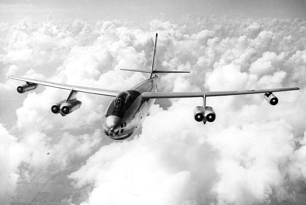 Самые заметные разработки корпорации Boeing | B-47 Stratojet
Фото: United States Department of Energy

Шестимоторный «стратег», уже реактивный, сменивший B-29. Почти 2000 этих машин в 50-е и 60-е годы готовились к исполнению основной задачи — нанесению массированного ядерного удара в глубине территории СССР. Построенные на их основе постановщики радиоэлектронных помех EB-47 служили в ВВС до 1977 года. А разведчики RB-47 были регулярными «гостями» в советском воздушном пространстве в 1950-е.