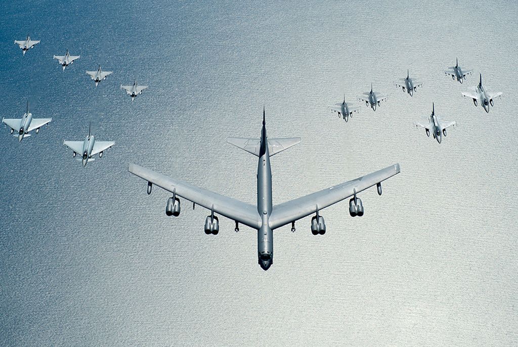 Самые заметные разработки корпорации Boeing | B-52 Stratofortress
Фото: Zuma / Globallookpress.com

А это уже один из символов следующей войны — холодной. B-52, выпускавшийся с 1952 по 1962 год (всего произвели 744 самолета), состоит на службе до сих пор после ряда коренных модернизаций. На снимке — B-52 в едином строю воздушного парада участников учений BALTOPS над балтийским побережьем Польши, июнь 2016 года.
