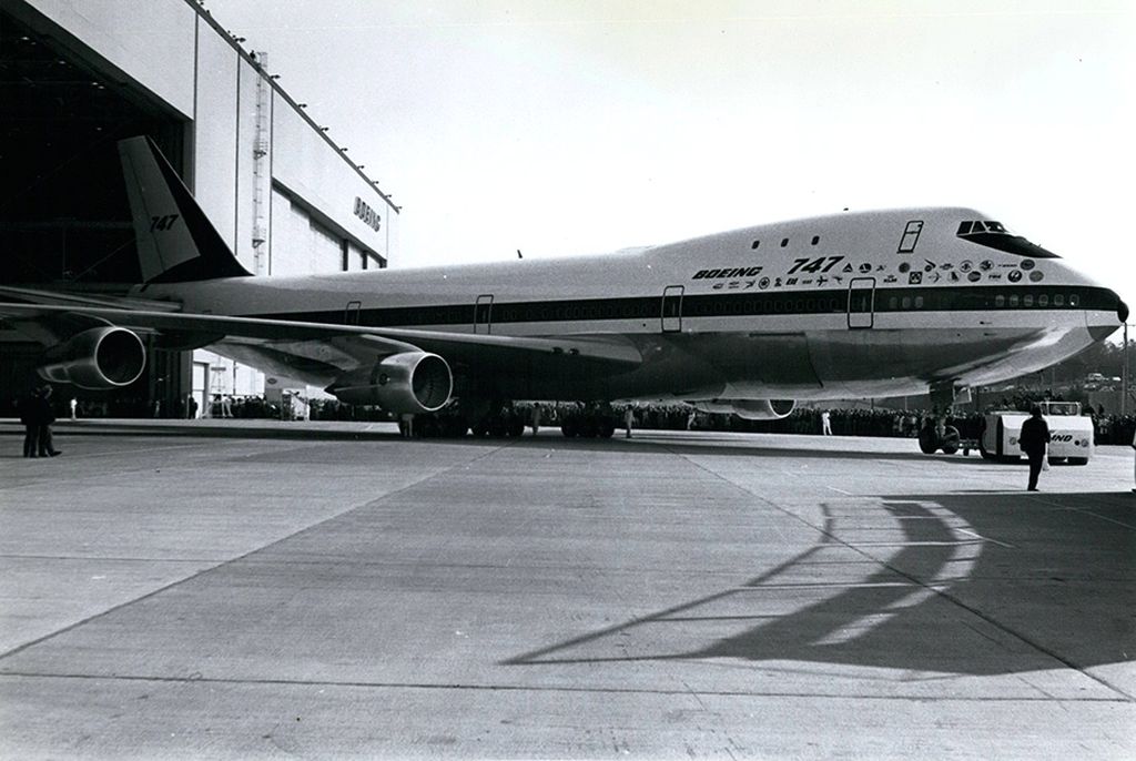 Самые заметные разработки корпорации Boeing | Boeing 747
Фото: Howard Apter / ZUMA / Globallookpress.com

Первый в мире дальнемагистральный широкофюзеляжный авиалайнер. Машины этого типа использовались и как пассажирские, и как грузовые. С момента начала производства в 1968 году собраны уже 1,5 тысячи этих самолетов. На снимке — выкатка «747-го» из сборочного цеха завода в Эверетте (штат Вашингтон), 1970 год.