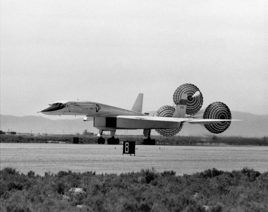Американский сверхзвуковой бомбардировщик XB-70 «Валькирия»