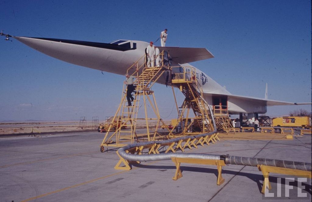 Американский сверхзвуковой бомбардировщик XB-70 «Валькирия»